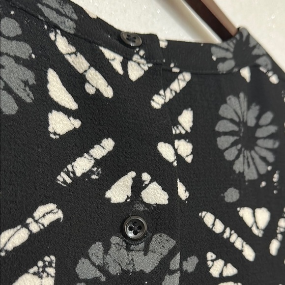 Madewell Black and White Graphic Button Back Top. Size XXS - Picture 6 of 8
